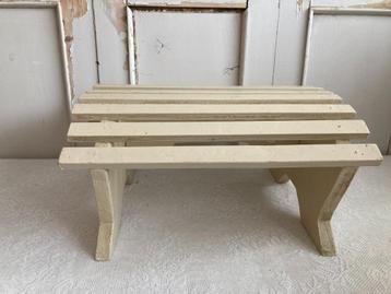 Brocante houten voetenbankje beschikbaar voor biedingen