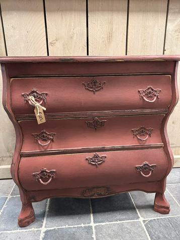 Brocante buikkastje beschikbaar voor biedingen