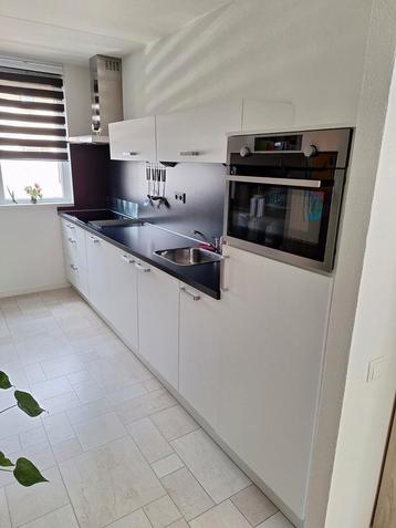 Zeer nette rechte keuken met 2 bovenkasten beschikbaar voor biedingen