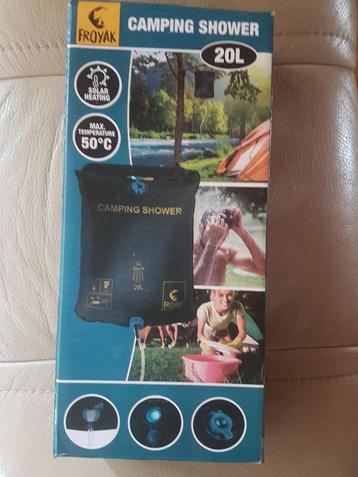 Camping shower douche water wordt warm door zonlicht beschikbaar voor biedingen