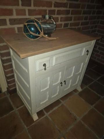 Leuk dressoirtje beschikbaar voor biedingen