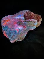 mineraal: CALCIET/CHALCEDOON (UV !!) MET GEODE-VORMING, Ophalen of Verzenden, Mineraal