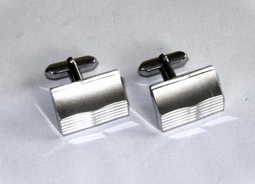 Mooie bewerkte chromen manchetknopen. beschikbaar voor biedingen