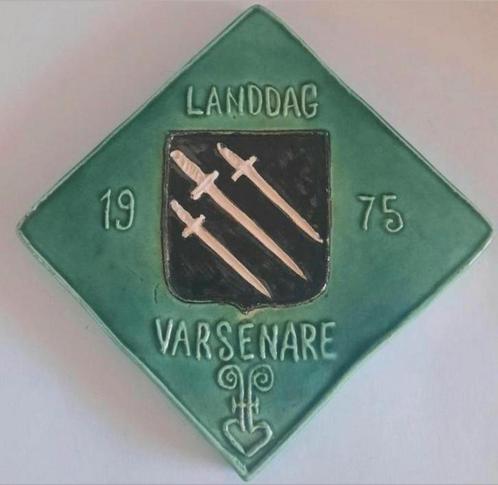 Landdag Heemkunde 1975 Varsenare Belgie relief tegel, Antiek en Kunst, Antiek | Wandborden en Tegels, Ophalen of Verzenden