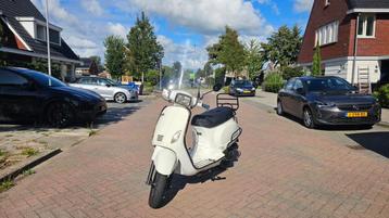 Zo goed als nieuwe Vespa look-a-like scooter met alle opties beschikbaar voor biedingen