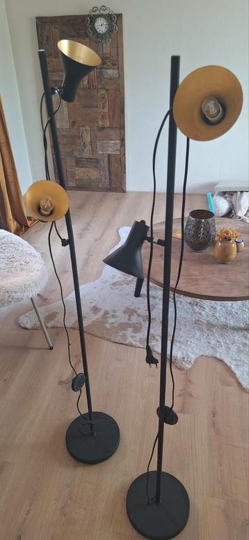 2 dezelfde vloerlampen, zwart met goud. Hoogte 1.44 m beschikbaar voor biedingen