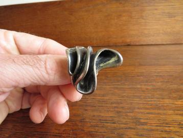 Oude zware vintage Ring , gegoten zilver? beschikbaar voor biedingen