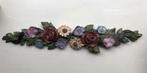 Nr4) bloemen ornament gips met acrylverf geschilderd, Antiek en Kunst, Ophalen of Verzenden