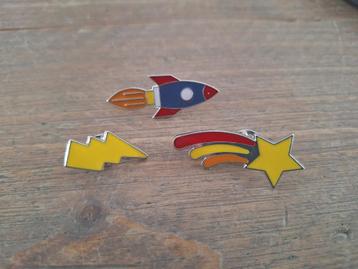3 leuke pins (Vallende Ster, Bliksem schicht, Raket) te koop beschikbaar voor biedingen