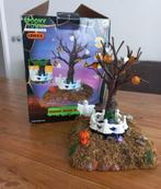Lemax spooky town dance around the three retired, Ophalen of Verzenden, Zo goed als nieuw