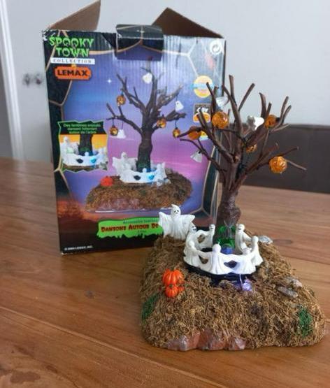 Lemax spooky town dance around the three retired, Diversen, Kerst, Zo goed als nieuw, Ophalen of Verzenden