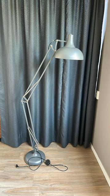 Grote staande lamp beschikbaar voor biedingen