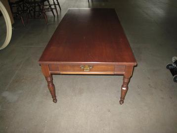 Houten salontafel met 2 laatjes, hoog 46, breed 130, diep 65 beschikbaar voor biedingen