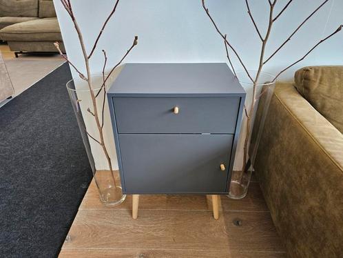 Nieuw - Nacht kastje Tvilum, Huis en Inrichting, Slaapkamer | Nachtkastjes, Zo goed als nieuw, 70 cm of meer, 65 cm of meer, Hout