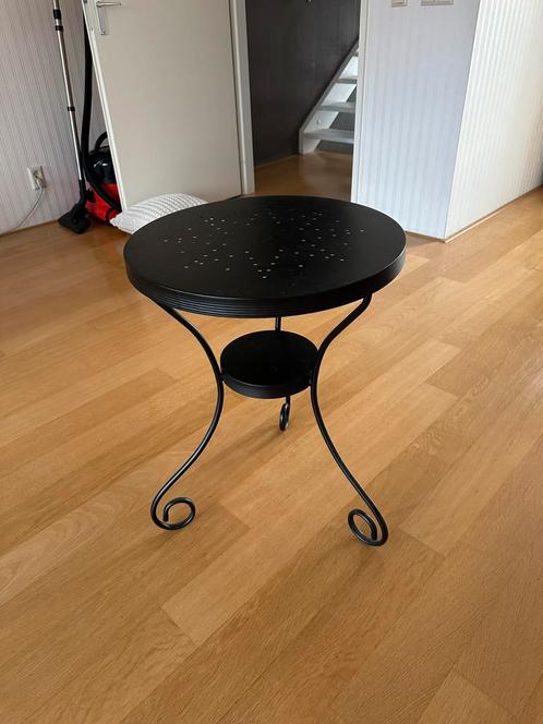 Zwart bijzettafeltje, Huis en Inrichting, Tafels | Bijzettafels, Zo goed als nieuw, Rond, 60 cm of meer, Minder dan 55 cm, Metaal of Aluminium