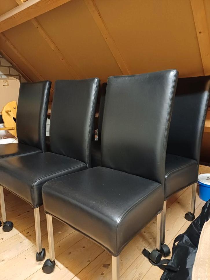Zwarte LEREN eetkamerstoelen op wieltjes, Huis en Inrichting, Stoelen, Gebruikt, Vier, Leer, Metaal, Zwart, Ophalen
