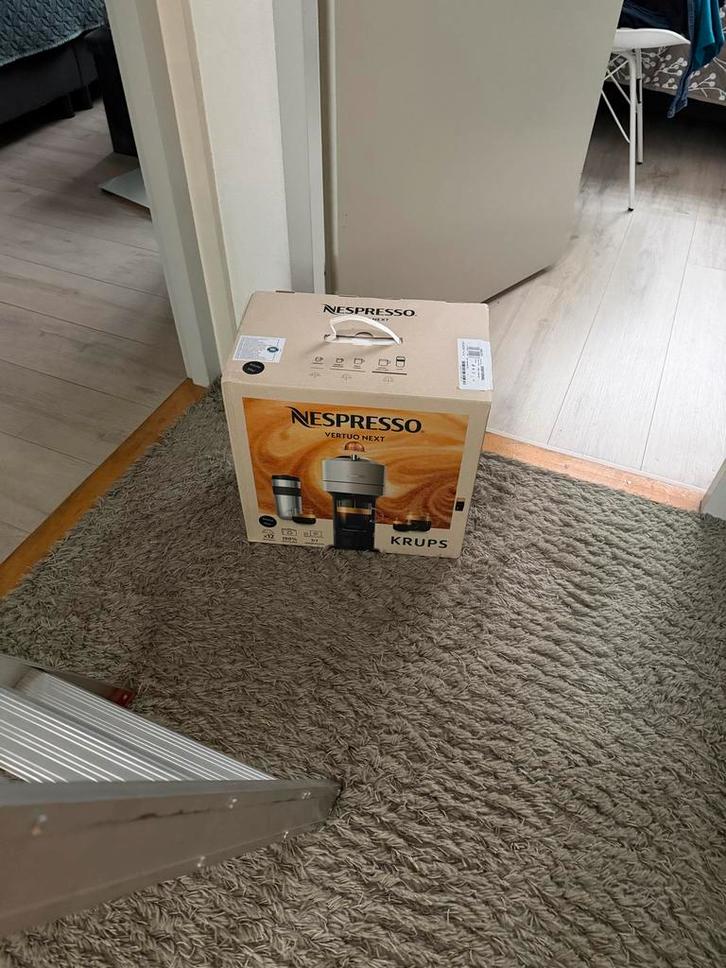 Nespresso Vertuo Next - Nieuw in doos!, Witgoed en Apparatuur, Koffiezetapparaten, Nieuw, Koffiepads en cups, Espresso apparaat