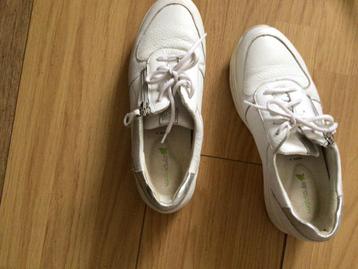 Te koop witte damessneakers maat 39 beschikbaar voor biedingen