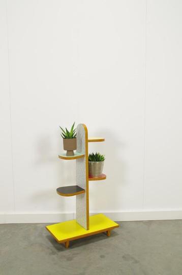 Vintage plantenrek met frisse kleuren beschikbaar voor biedingen