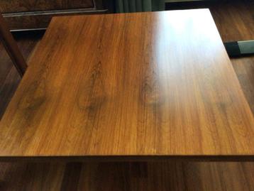 Salon tafel beschikbaar voor biedingen