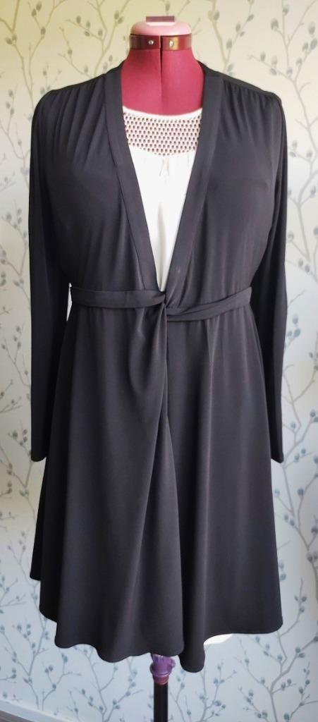 MAISON VAN DEN VOS Zwart Wikkel/Over-Jurkje maat 2=38/40, Kleding | Dames, Jurken, Zo goed als nieuw, Maat 38/40 (M), Zwart, Boven de knie