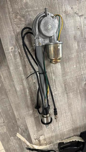 Automatische radio antenne beschikbaar voor biedingen