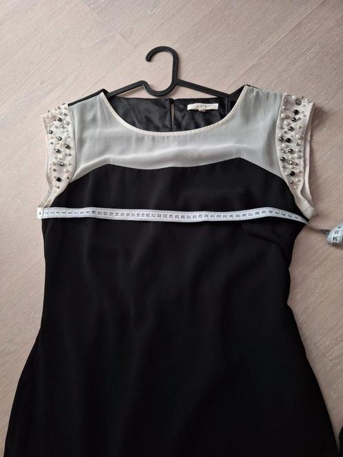 Zwarte jurk met witte tule en parels details maat M / L, Kleding | Dames, Jurken, Zo goed als nieuw, Maat 38/40 (M), Zwart, Knielengte