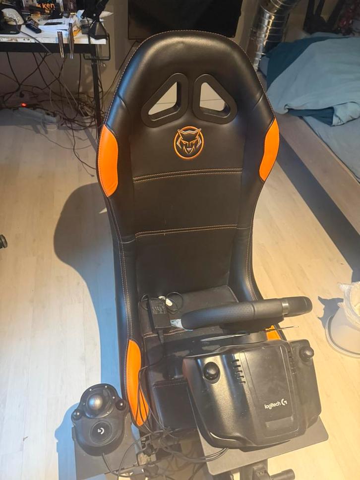 Race stoel + Logitech stuur,gaspedalen en schakel, Spelcomputers en Games, Spelcomputers | Overige Accessoires, Zo goed als nieuw