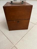 Antieke flessen in houten kist, Ophalen of Verzenden