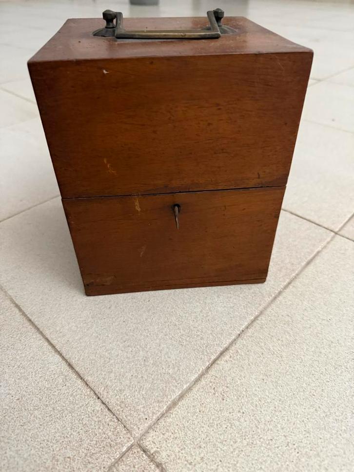 Antieke flessen in houten kist, Antiek en Kunst, Antiek | Overige Antiek, Ophalen of Verzenden