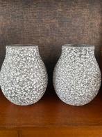 2 grote Grijze Jysk Vazen - Model Mathias, Huis en Inrichting, Woonaccessoires | Vazen, Overige materialen, Zwart, Ophalen of Verzenden