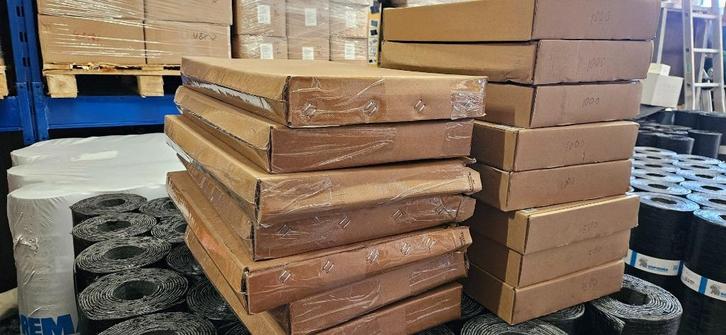 Micro omvormers ,en nog veel meer aan zonnepanelen materiaal, Doe-het-zelf en Verbouw, Zonnepanelen en Toebehoren, Nieuw, Compleet systeem