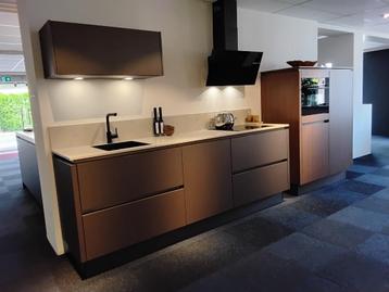 Complete nieuwe  keuken beschikbaar voor biedingen