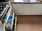 Bruynzeel glans witte hoekkeuken mét Atag & Bosch apparatuur, Huis en Inrichting, Keuken | Complete keukens, Gebruikt, Wit, Hoekkeuken
