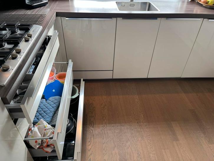 Bruynzeel glans witte hoekkeuken mét Atag & Bosch apparatuur, Huis en Inrichting, Keuken | Complete keukens, Gebruikt, Hoekkeuken