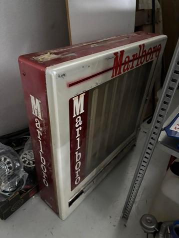 Sigaretten automaat marlboro  beschikbaar voor biedingen