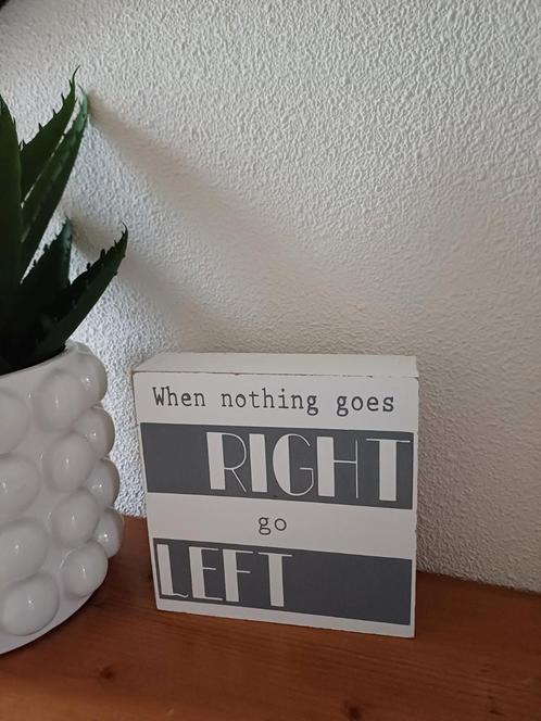 Te koop: Leuk tekstbord "When nothing goes RIGHT, go LEFT", Huis en Inrichting, Woonaccessoires | Tekstborden en Spreuken, Zo goed als nieuw