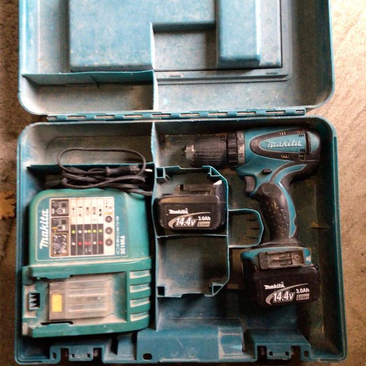 Div Makita gereedschap en radio te koop aangeboden., Doe-het-zelf en Verbouw, Gereedschap | Boormachines, Zo goed als nieuw, Boor- en Schroefmachine