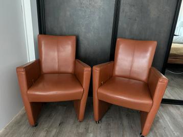 Stoeltjes leer op wieltjes beschikbaar voor biedingen