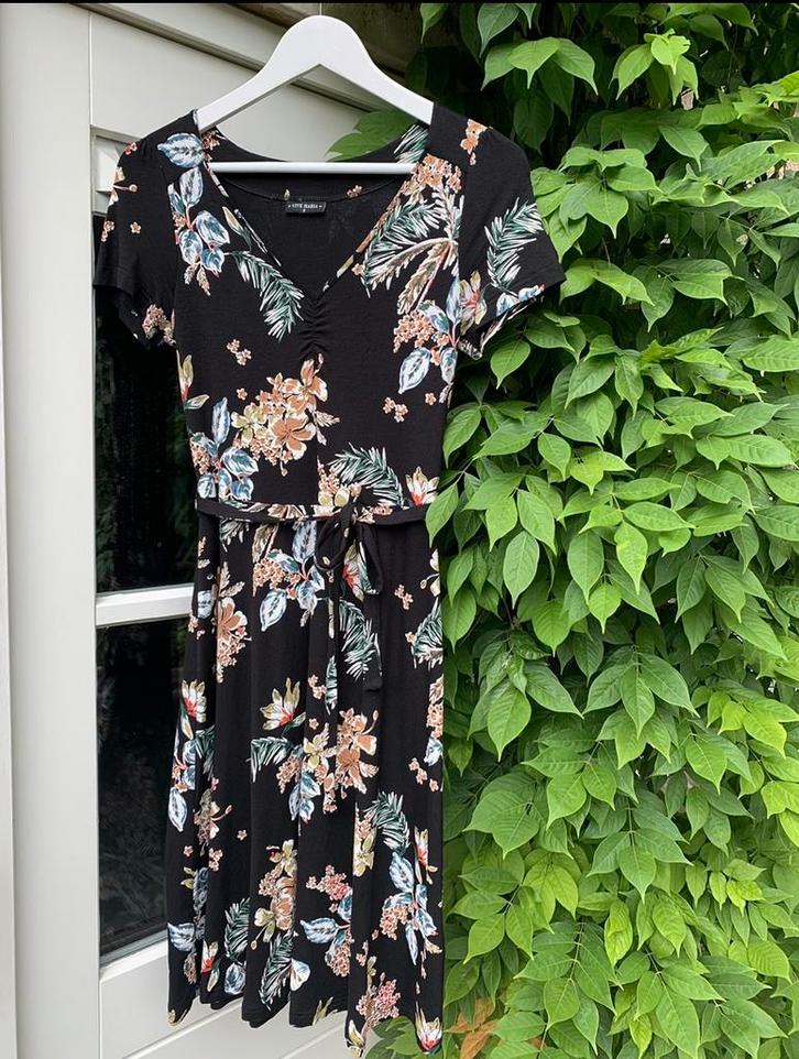 Jurk van merk Vive Maria met bijpassend ceintuur, maat S, Kleding | Dames, Jurken, Zo goed als nieuw, Maat 36 (S), Zwart, Knielengte