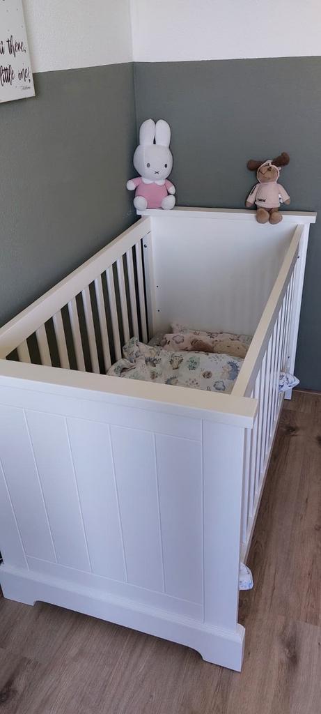Complete Babykamer Hout wit (bed, kast, commode, plank), Kinderen en Baby's, Kinderkamer | Commodes en Kasten, Gebruikt, Kast