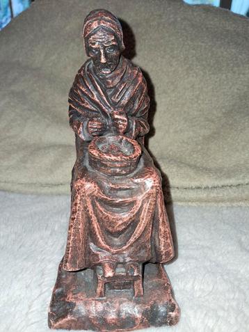 Antiek beeldje van een zittende vrouw Antheunis.  beschikbaar voor biedingen