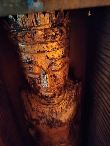 Antieke staande grote boeddha, hout beschikbaar voor biedingen