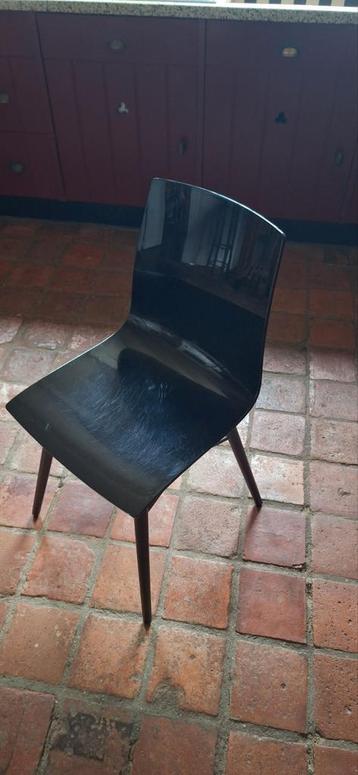 8 zwarte eetkamerstoelen beschikbaar voor biedingen