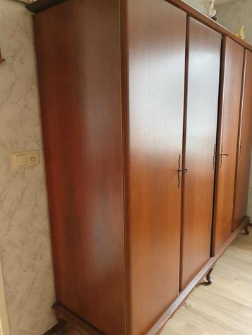 Kleerkast beschikbaar voor biedingen