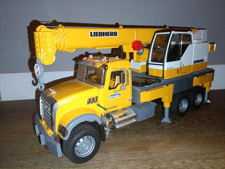 Bruder 2818 MACK Granite met Liebherr hijskraan, Kinderen en Baby's, Speelgoed | Speelgoedvoertuigen, Zo goed als nieuw, Ophalen of Verzenden