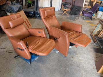 Twee luxe relax sta op fauteuils in cognackleurig leder beschikbaar voor biedingen