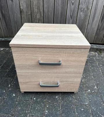Mooi houten nachtkastje, met 2 lades in hele goede staat beschikbaar voor biedingen