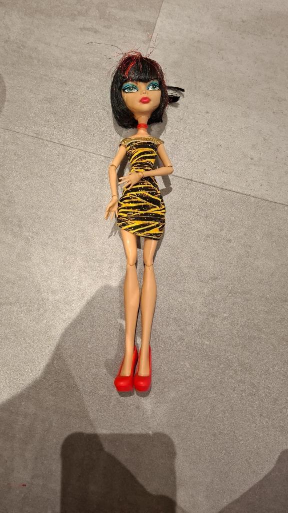 Monster High pop – zwart/geel jurkje – rode hakken, Verzamelen, Poppen, Zo goed als nieuw, Pop, Ophalen of Verzenden