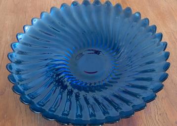 Blauwe glazen schaal - ARC France - 33cm beschikbaar voor biedingen